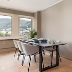 With Stunning View Over Bryggen ברגן